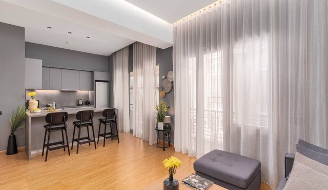 Entire 2nd-Floor Home · 3 Bedrooms · Sleeps 7 · Central Athens, Private Terrace in Athina