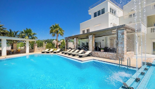Epavlis Akrotiri Chania, 5 BD, 5 BA, luxurious Villa, private pool of 130 sqm! in Anemomili