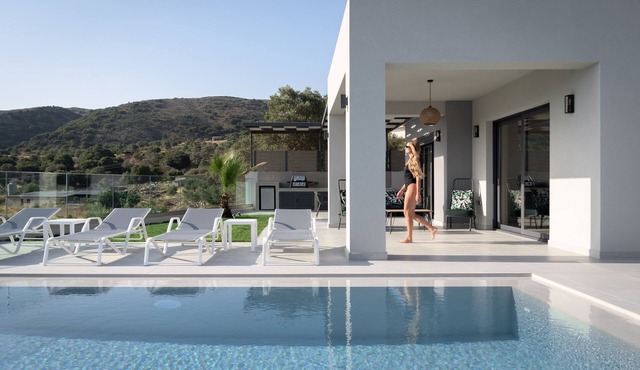 Exquisite Villa IΙ with Enchanting Surroundings in Lampini