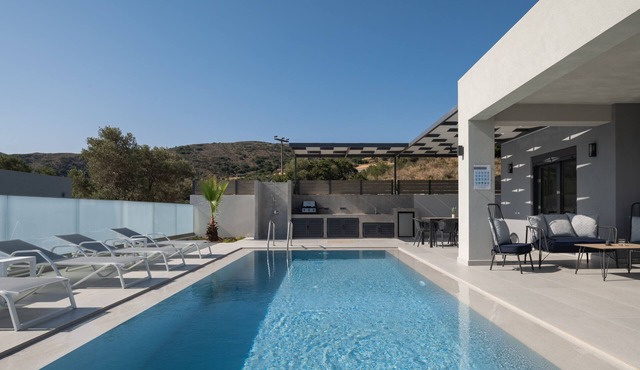 Exquisite Villa IΙΙ with Enchanting Surroundings in Lampini