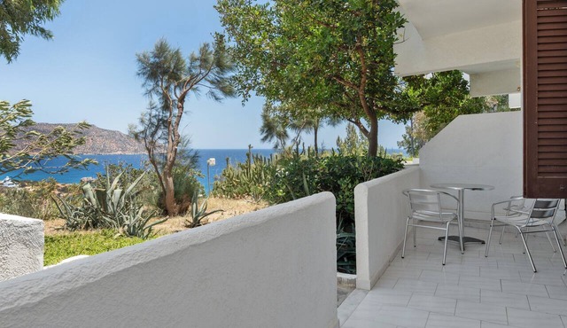 'Family Room with Separate Bedrooms' with Sea View and Shared Pool in Lakki