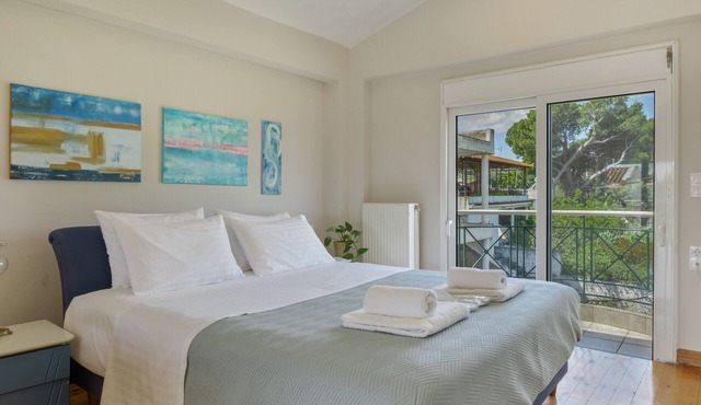 First Floor Master Bedroom with Shared Terrace, Wi-Fi and Air Conditioning in Athens