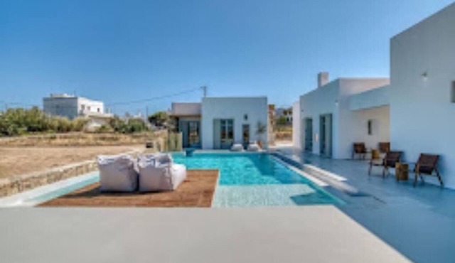 For travelers who wish to get to know Paros and the island's hidden treasures.