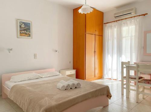 Galatas studio 3, ideal for solo travellers, 750m from the beach in Galatás