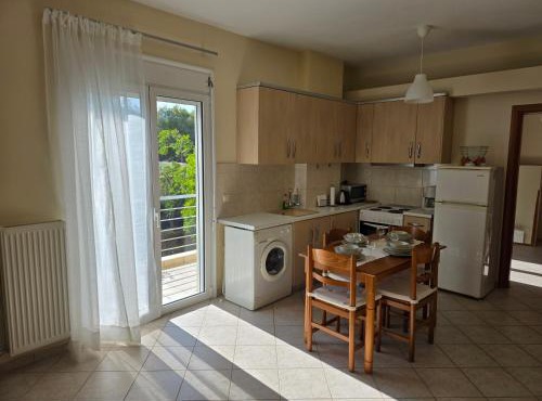 Garden apartment 20m from the sea in Kírra