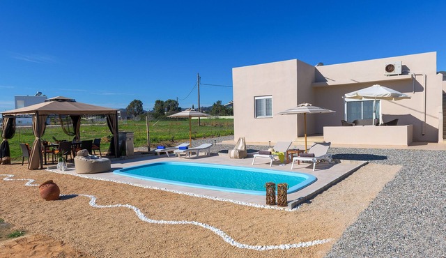 Gennadi serenity villa for 7 persons 60 m from the beach