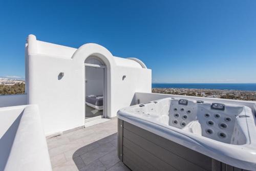 Golden View Suites with hot tub in Vóthon