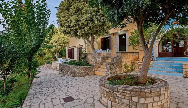 Group accommodation in Crete – separate houses in Douliana