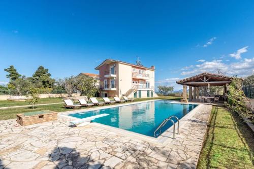 Gustav Retreat Villa in Goumaíika
