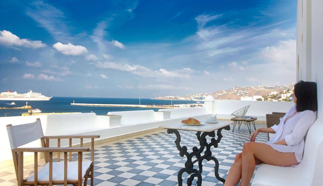 Halki Villa near the old port of Mykonos: swimming pool and panoramic view