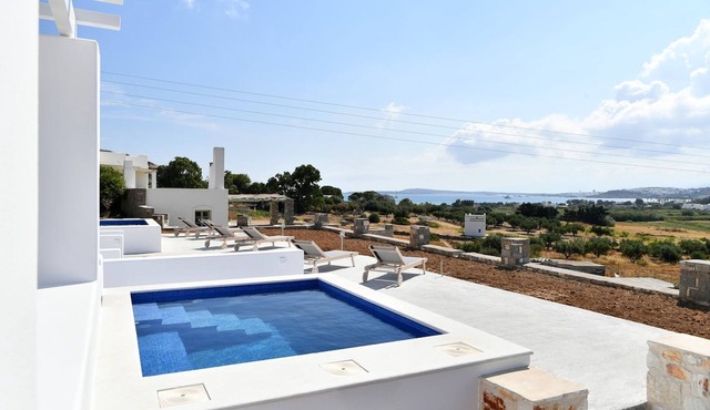 Happy sea view House for 2, with Jacuzzi pool!