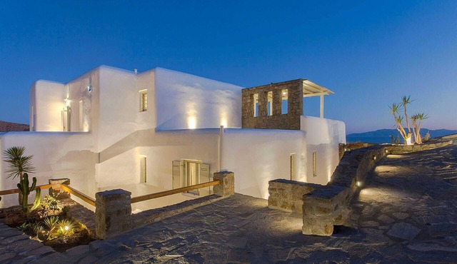 Hillside Villa Infinity Pool, Gym & Jacuzzi