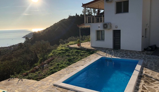 Holiday house for up to 6 people with fantastic sea views