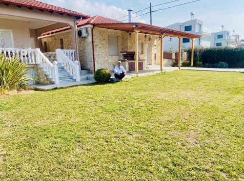 Holly George Villa in Nea Plagia