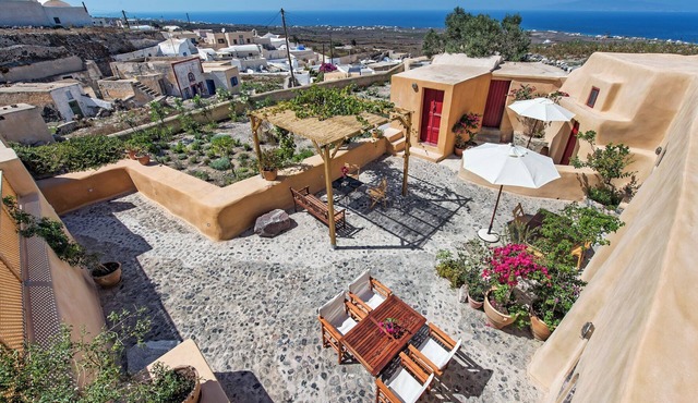 House in the traditional village of Finikia, 15min walk from Oia in Finikia