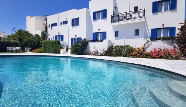 Ikaros Studios - Pool & Jacuzzi, 5 mins from beach