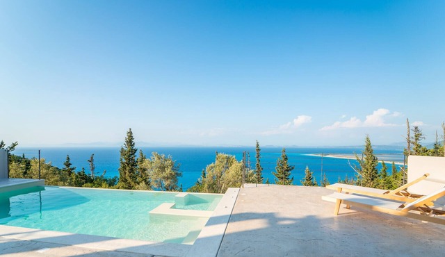 Ionion Theasis Villa, endless sea view, private pool & Jacuzzi in Lefkada