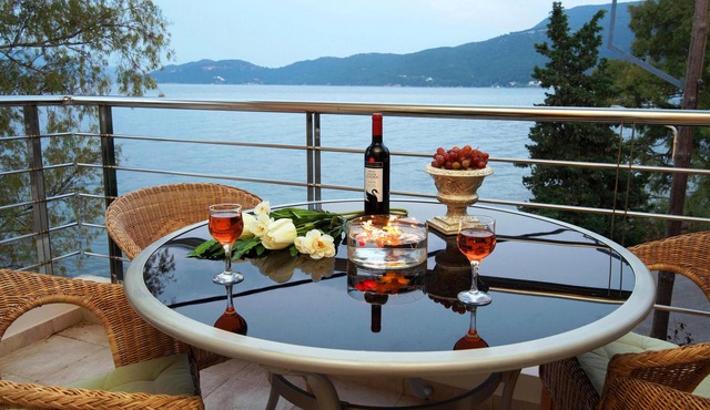 IRIS Seafront/unique decoration/sunrise - long sunsets/10m from water in Kefalonia