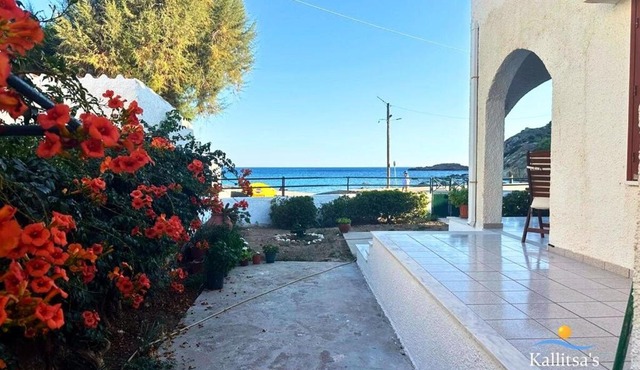 Kallitsa's Beachfront House in Kómi