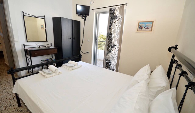 Koukounari Rooms in Agistri