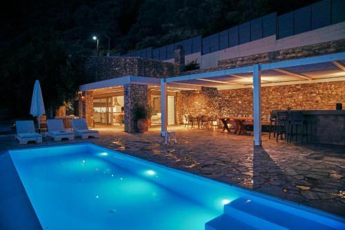La Bella Villa - Clifftop Infinity Pool & Sunsets in Melínta