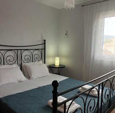 Lovely 1-bedroom apartment in front of sandy beach in Monemvasia