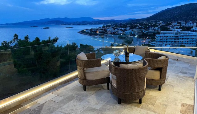 Luxurious 2-Bed Seaside Apartment in Saronida in Athens
