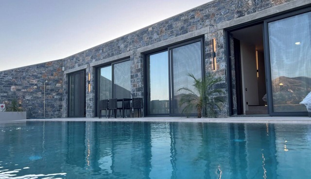 Luxurious Cave-Style, Smart Two Villas & Mountain View on Neromai Residence in Monopari