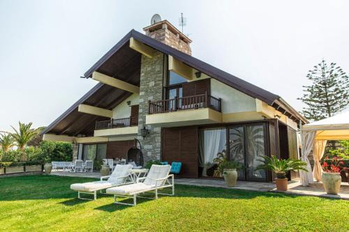 Luxurious Seafront Villa in Pefkohori in Pefkochori