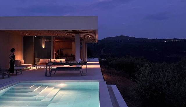 Luxurious Villa, Finikounda, Infinity Pool, South-Facing Terrace, Ocean View in Finikounda