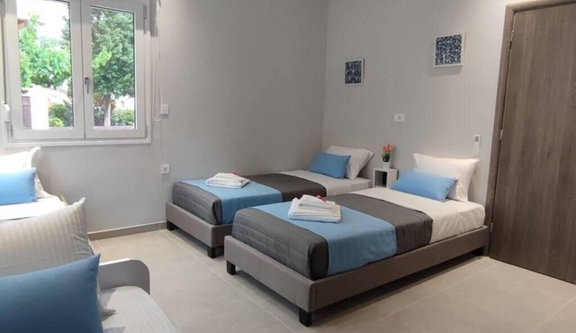 Luxury 3bd | 3 bath Villa with jacuzzi, 100 meters from beach in Stalos