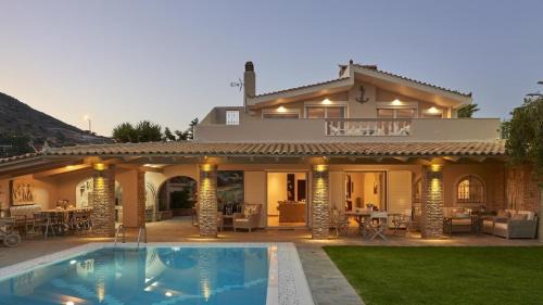 Luxury 4 Bdrm Villa with Pvt Pool on the beach in Lagonissi