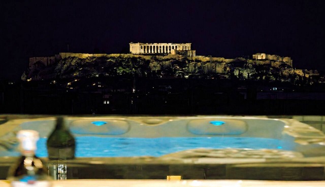 Luxury Athens Duplex with Acropolis View, Private Heated Jacuzzi & Parking in Athina