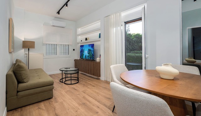 Luxury Glyfada flat steps from sea & main market in Glifada