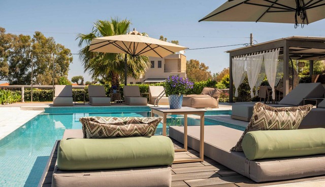 Luxury Seaside 4BR Villa | Private Pool & BBQ | 150m to the Beach | Pefkohori in Πευκοχώρι