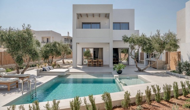 Luxury villa complex with 22 beds★Market & tavern within walking distance★500 m from the beach★8 bedrooms in Tavronitis