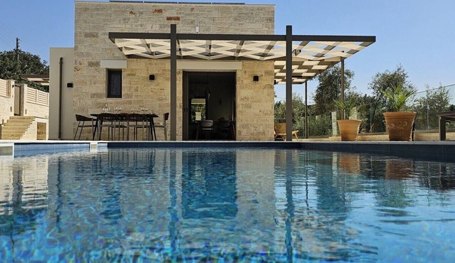 Luxury Villa Eliá with a hot tub and privacy, in the heart of Crete in Kalonichti