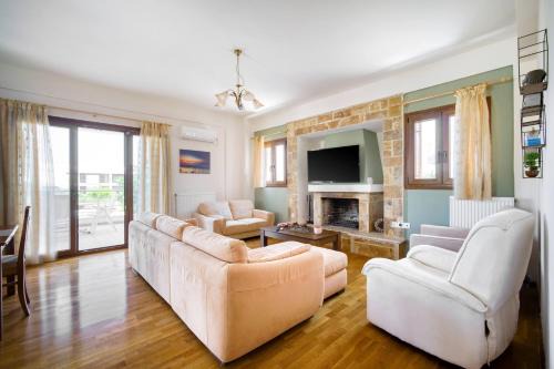 Luxury Villa Evans 4BR Sleeps 8 Near Beach in Kokkónion