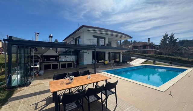 Luxury Villa Rafaela Οικογενειακή βίλα με ιδιωτική πισίνα, BBQ κ παιχνίδια Ιδανική για οικογένειες με παιδια in Grevena