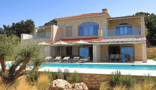 Luxury villa with a fantastic view, the pool can be heated in Rethymnon