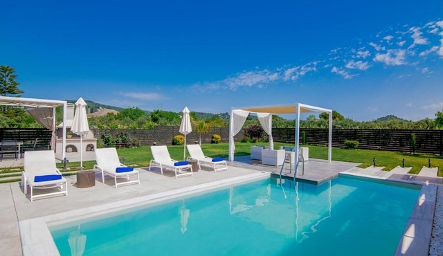 Madini Luxury Villa with free Pool Heating in Vanáton