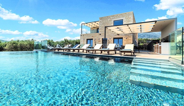 Major Villa Private Pool in Paralia Kourna
