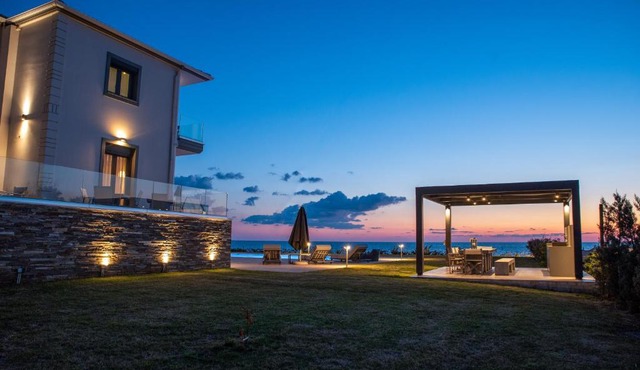 Mirazur Seafront Sunset Villa in Preveza