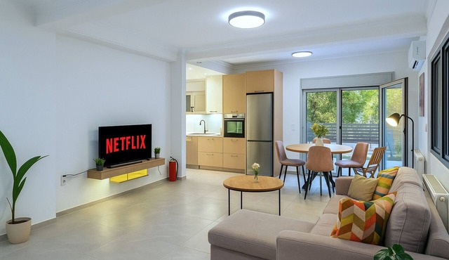 Modern 2BR Apartment in Palaio Faliro - 15 Min to Beach & Marina - 15' Acropolis in Paleo Faliro