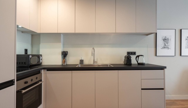 Modern 2BR w/Rooftop Sauna/Gym/Meeting Room in Athens