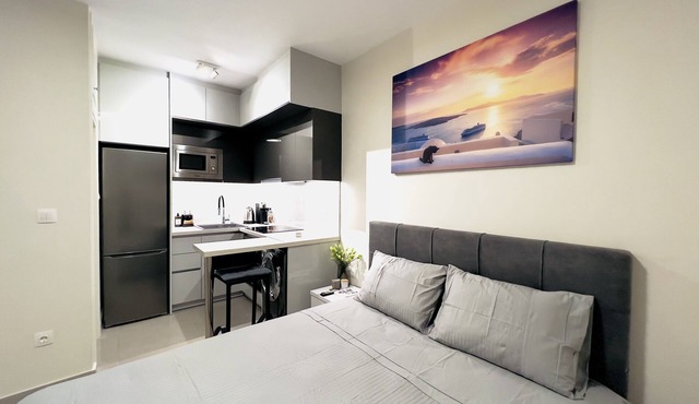 Modern studio between city center and Glyfada (5 mins from metro Elliniko) in Elliniko