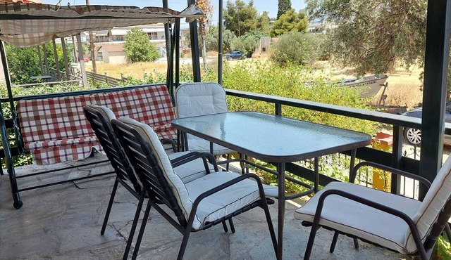 Nadina's House. Family-sized with garden, close to the beach, 45' from Athens! in Dilesi