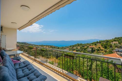 Panorama Eretria Seaview Retreat with Balcony in Eretria