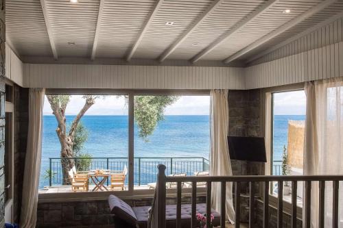 Paul Seafront House in Mesongi