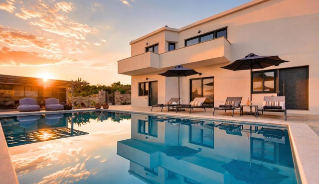 Pranvera Villa Sea View & Pool in Dhrámia
